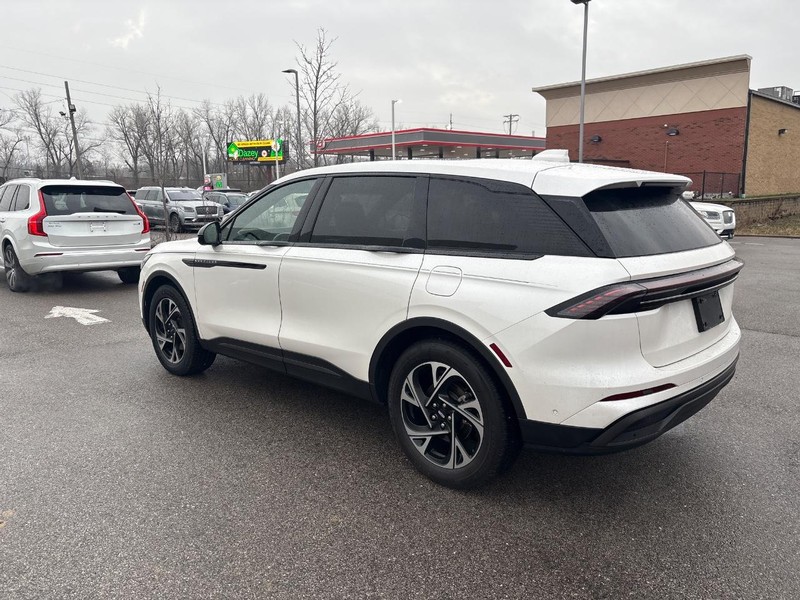 Lincoln Nautilus Vehicle Full-screen Gallery Image 02