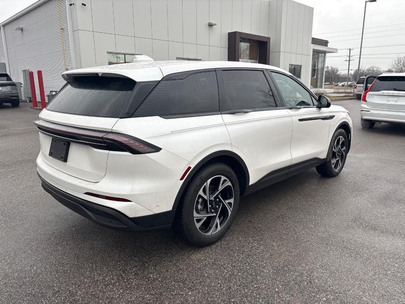 Lincoln Nautilus Vehicle Full-screen Gallery Image 03