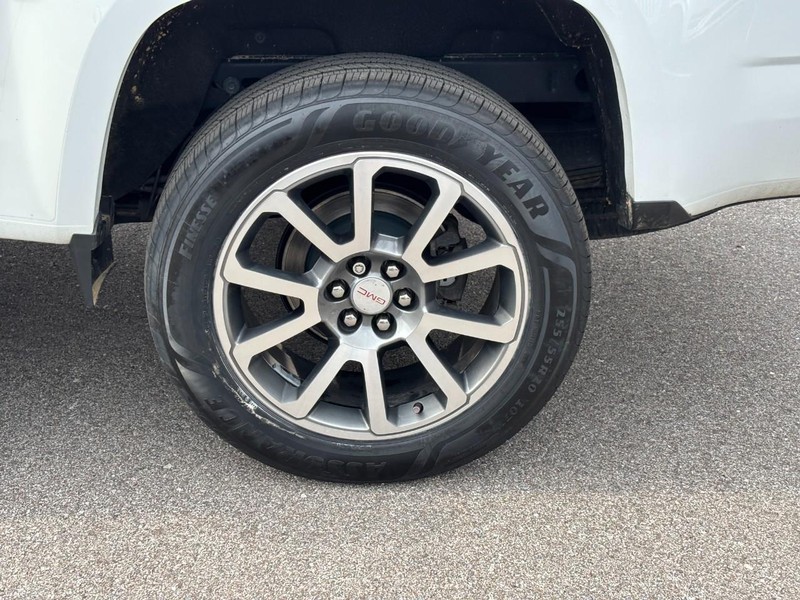 GMC Canyon Vehicle Full-screen Gallery Image 10