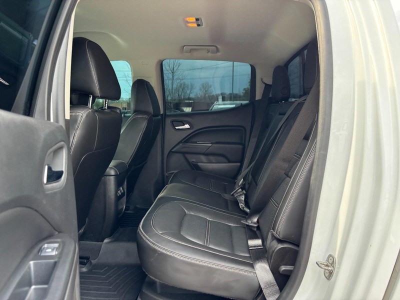 GMC Canyon Vehicle Full-screen Gallery Image 11