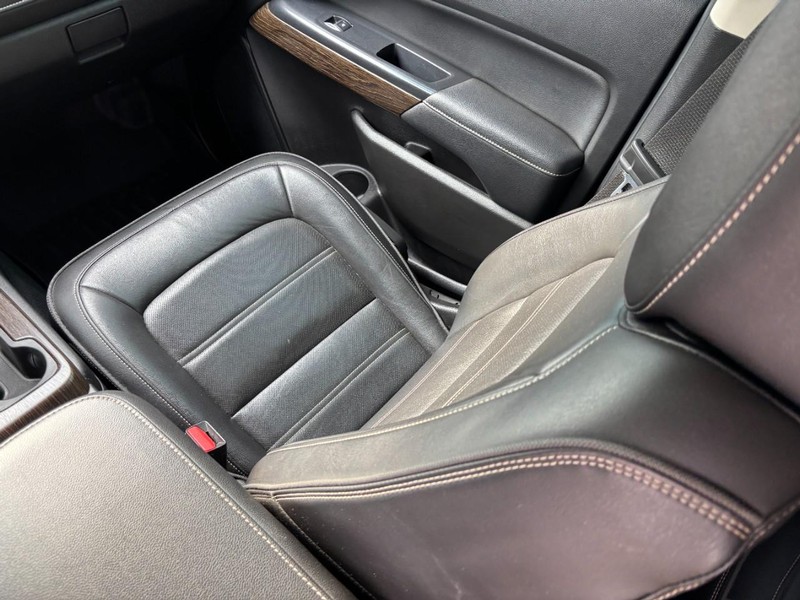 GMC Canyon Vehicle Full-screen Gallery Image 15