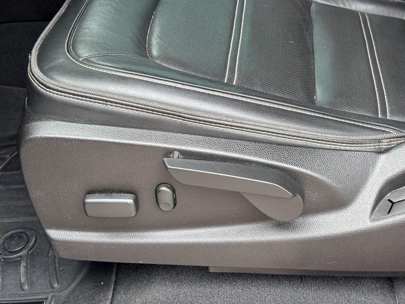 GMC Canyon Vehicle Full-screen Gallery Image 16