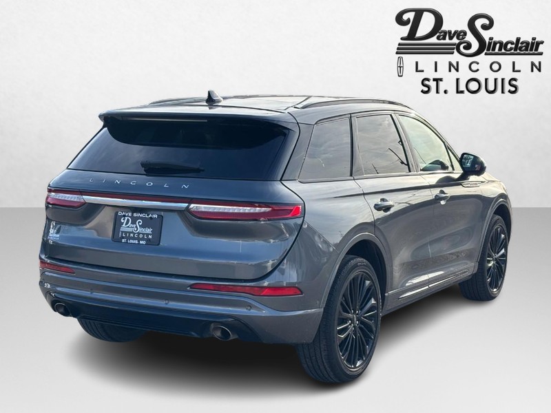 Lincoln Corsair Vehicle Full-screen Gallery Image 05