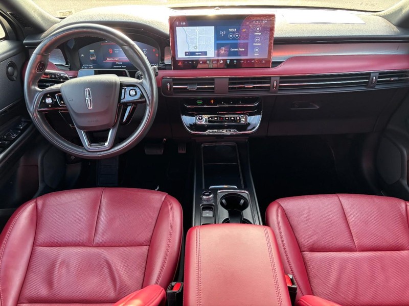 Lincoln Corsair Vehicle Full-screen Gallery Image 12