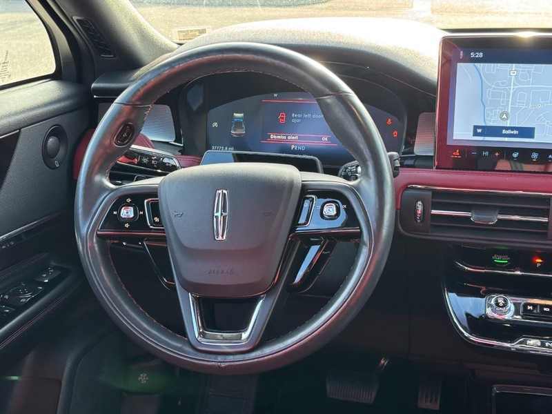 Lincoln Corsair Vehicle Full-screen Gallery Image 13