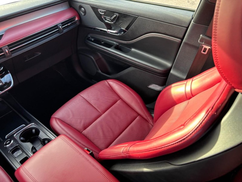 Lincoln Corsair Vehicle Full-screen Gallery Image 15