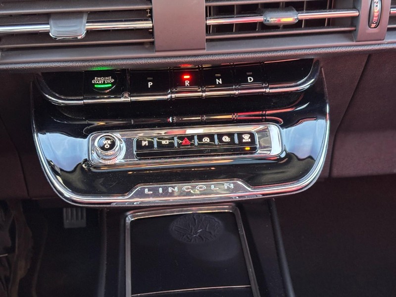 Lincoln Corsair Vehicle Full-screen Gallery Image 23