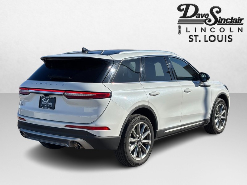 Lincoln Corsair Vehicle Full-screen Gallery Image 05