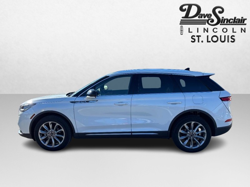 Lincoln Corsair Vehicle Full-screen Gallery Image 09