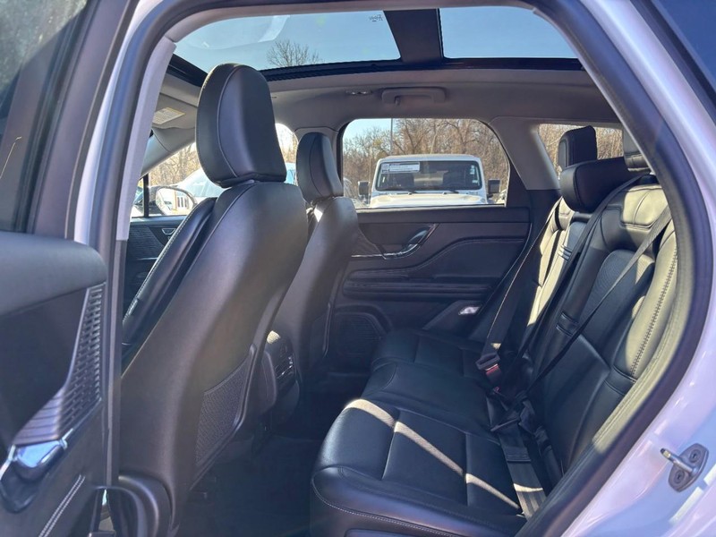 Lincoln Corsair Vehicle Full-screen Gallery Image 11