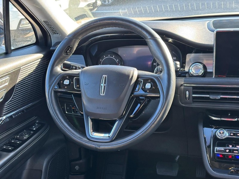 Lincoln Corsair Vehicle Full-screen Gallery Image 13