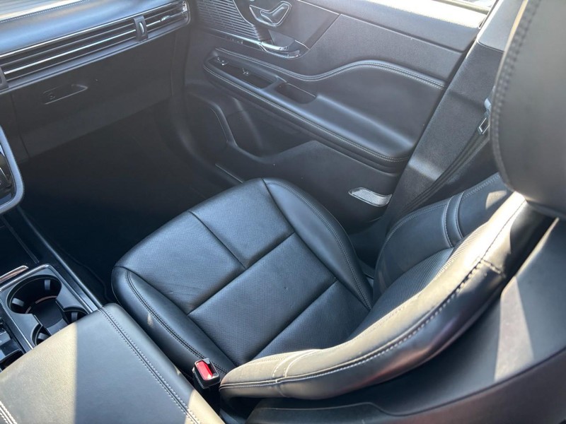 Lincoln Corsair Vehicle Full-screen Gallery Image 15