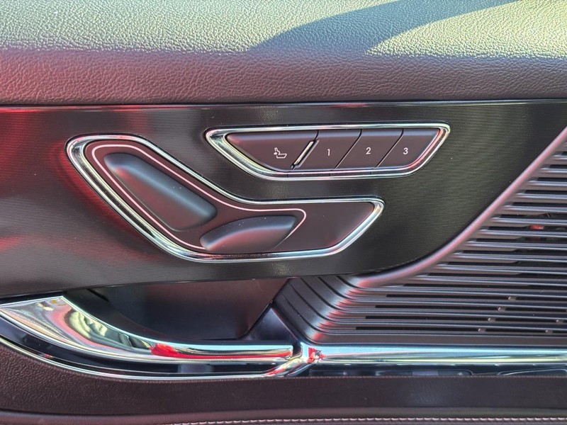 Lincoln Corsair Vehicle Full-screen Gallery Image 16