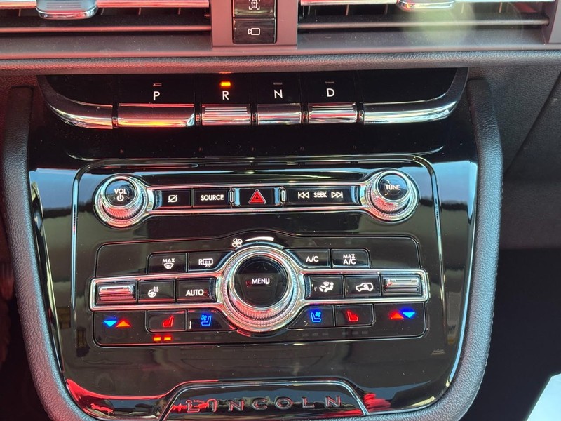 Lincoln Corsair Vehicle Full-screen Gallery Image 24