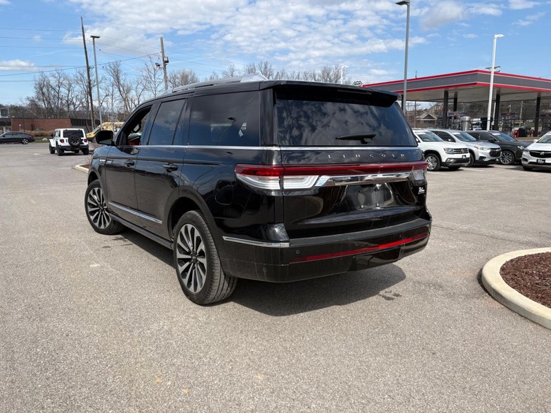 Lincoln Navigator Vehicle Full-screen Gallery Image 02