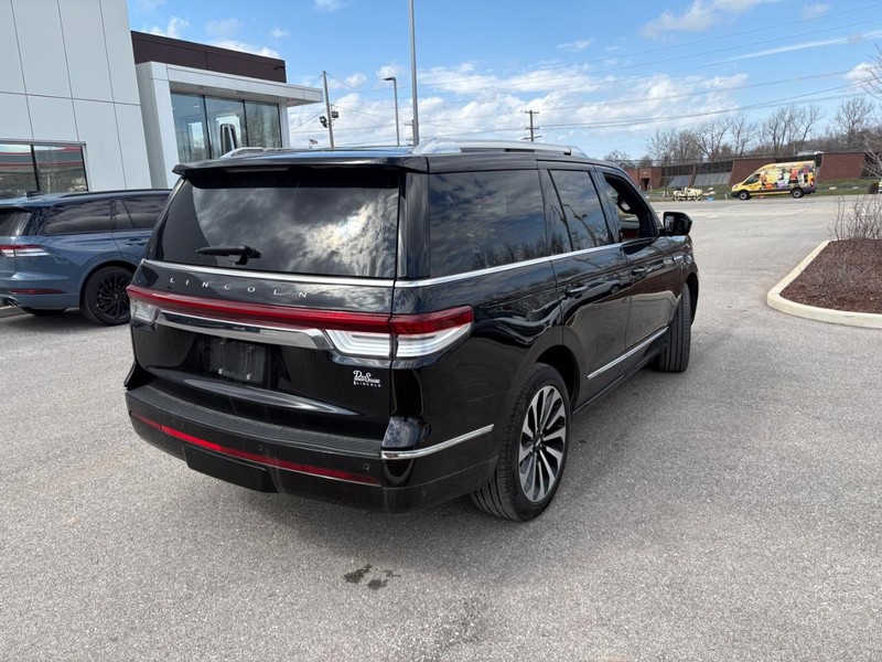 Lincoln Navigator Vehicle Full-screen Gallery Image 03