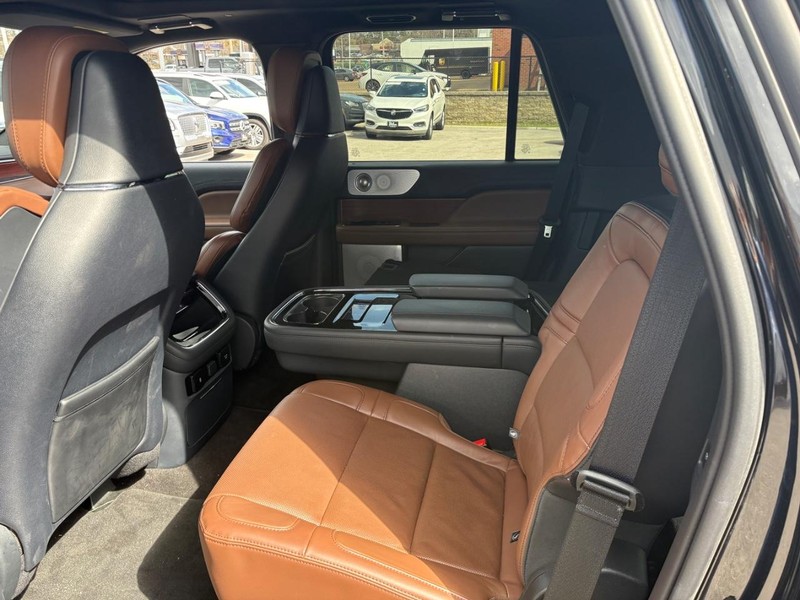 Lincoln Navigator Vehicle Full-screen Gallery Image 05