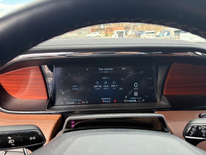 Lincoln Navigator Vehicle Full-screen Gallery Image 06