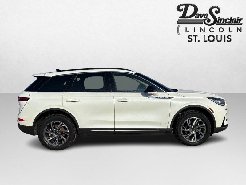 Lincoln Corsair Vehicle Full-screen Gallery Image 02