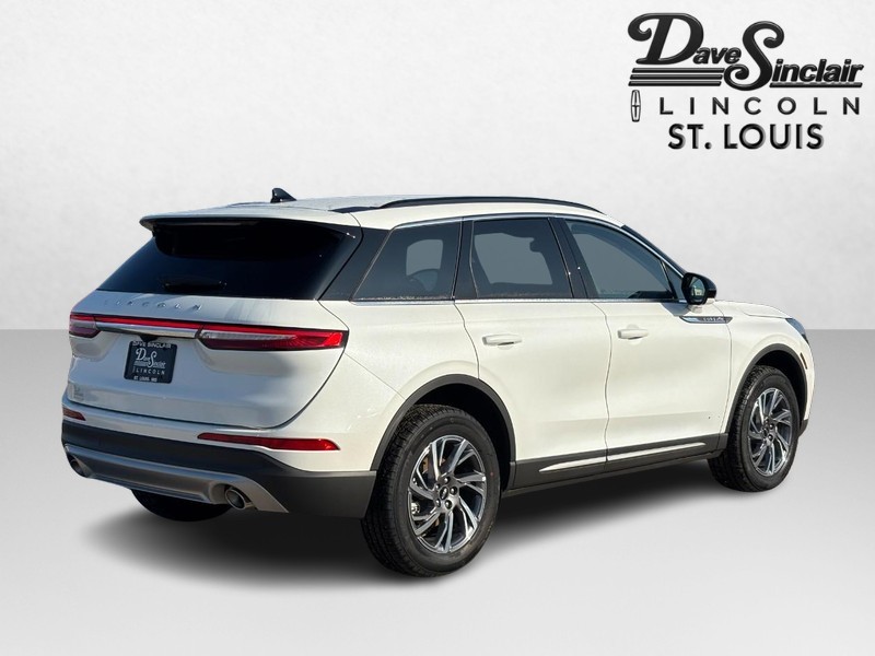 Lincoln Corsair Vehicle Full-screen Gallery Image 03