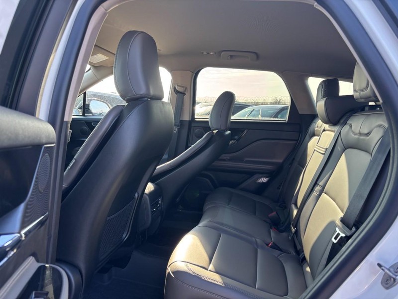 Lincoln Corsair Vehicle Full-screen Gallery Image 11