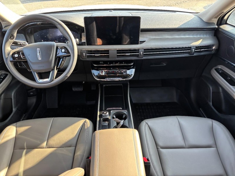 Lincoln Corsair Vehicle Full-screen Gallery Image 12