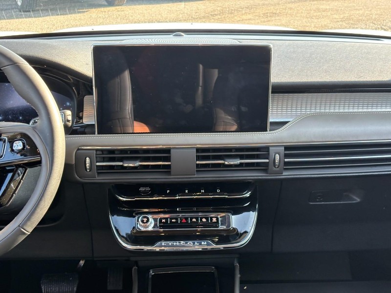 Lincoln Corsair Vehicle Full-screen Gallery Image 14