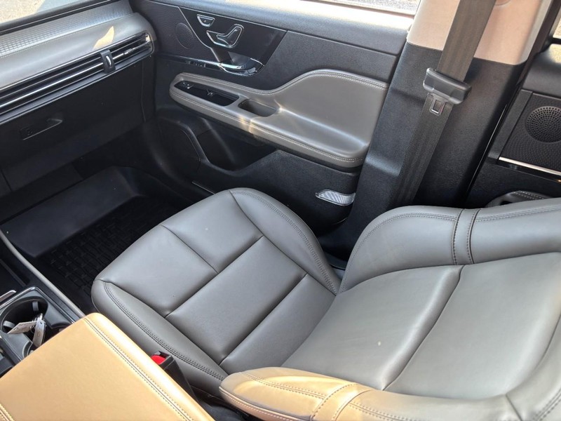 Lincoln Corsair Vehicle Full-screen Gallery Image 15