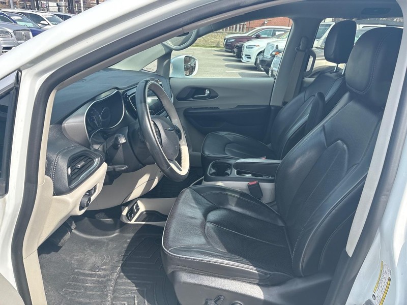 Chrysler Pacifica Vehicle Full-screen Gallery Image 05