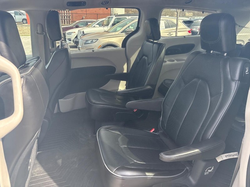 Chrysler Pacifica Vehicle Full-screen Gallery Image 06