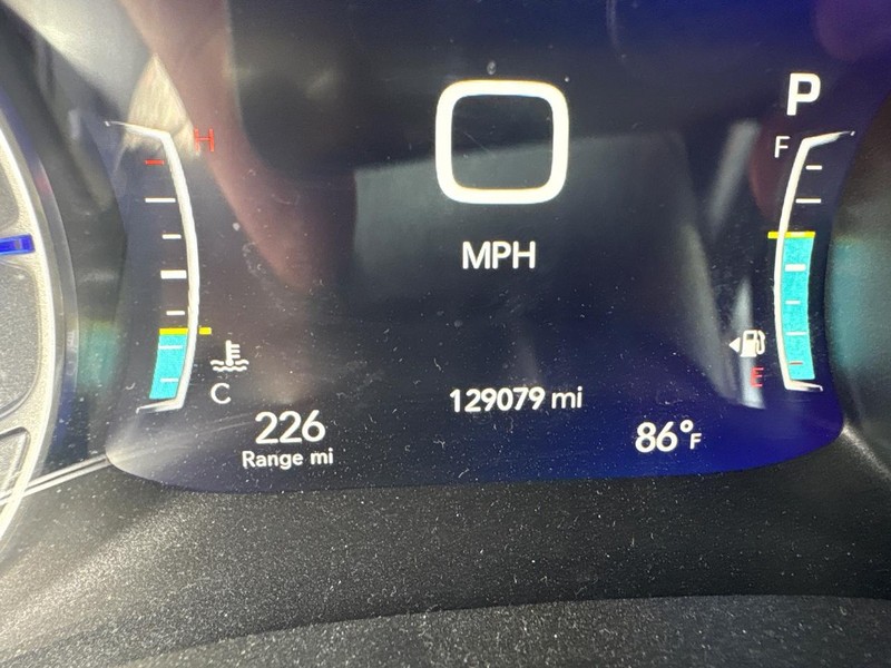 Chrysler Pacifica Vehicle Full-screen Gallery Image 07