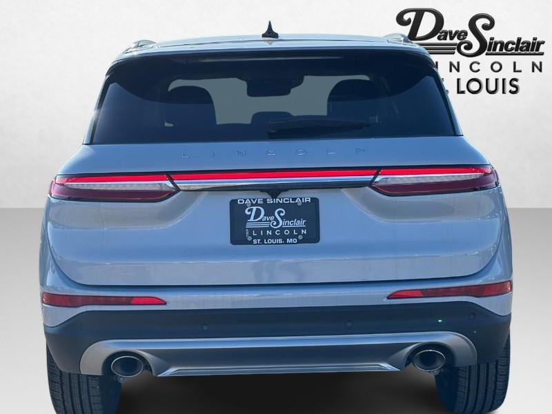 Lincoln Corsair Vehicle Full-screen Gallery Image 04