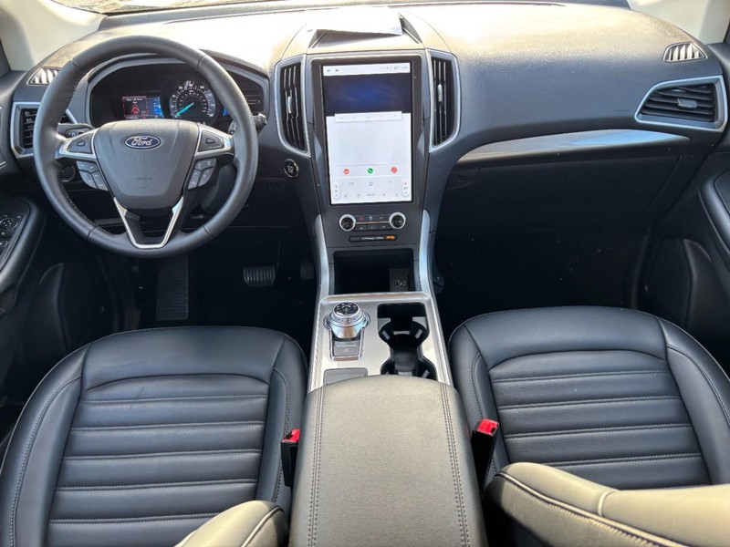 Ford Edge Vehicle Full-screen Gallery Image 12