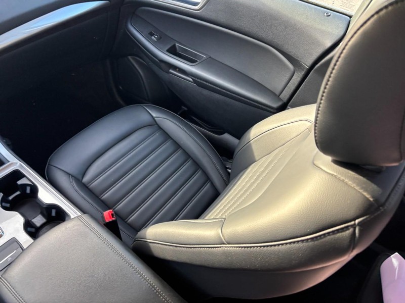 Ford Edge Vehicle Full-screen Gallery Image 15