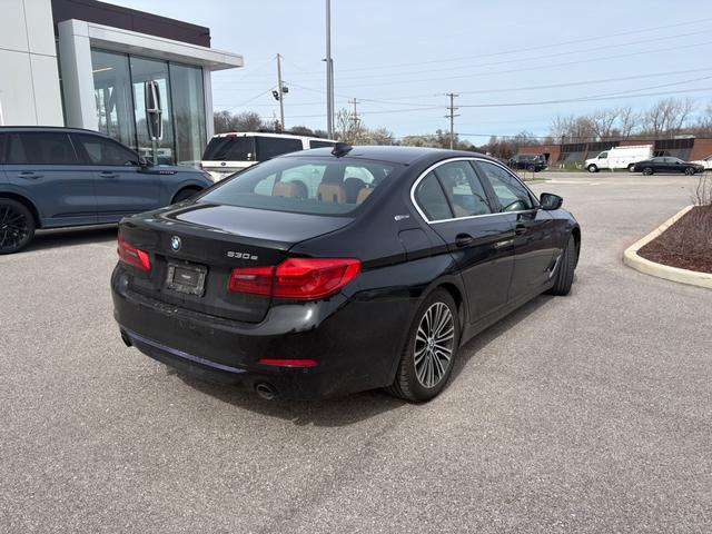 BMW 5 Series Vehicle Full-screen Gallery Image 03