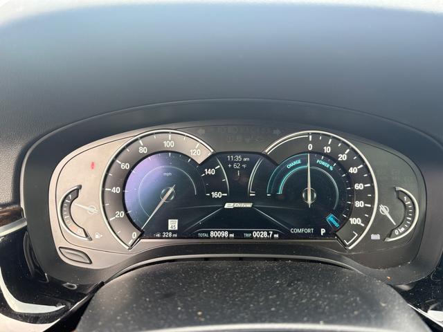 BMW 5 Series Vehicle Full-screen Gallery Image 05