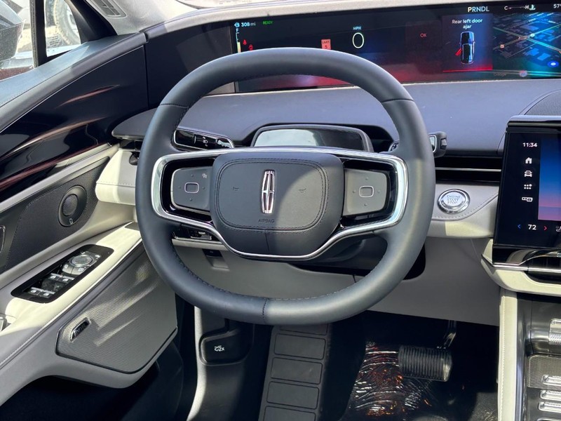 Lincoln Nautilus Vehicle Full-screen Gallery Image 13