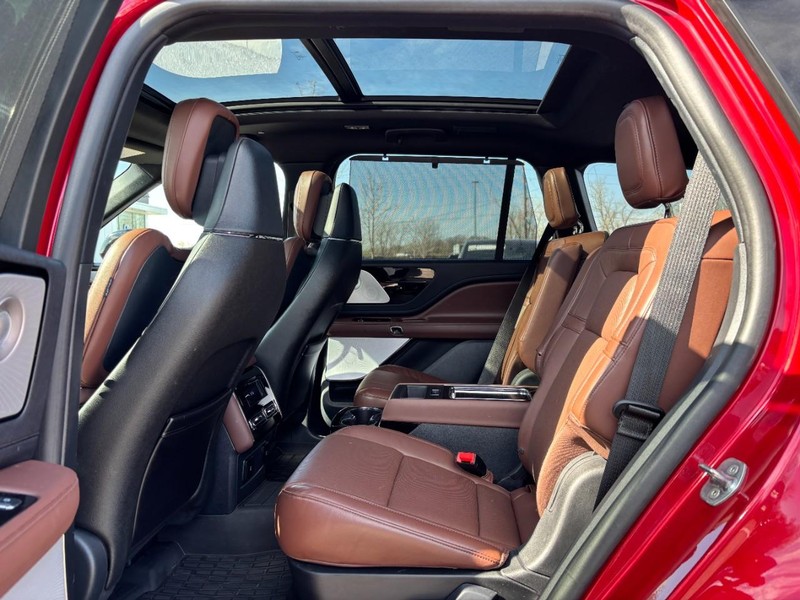 Lincoln Aviator Vehicle Full-screen Gallery Image 12