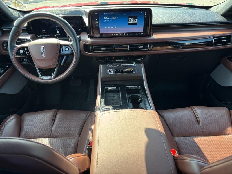 Lincoln Aviator Vehicle Full-screen Gallery Image 13