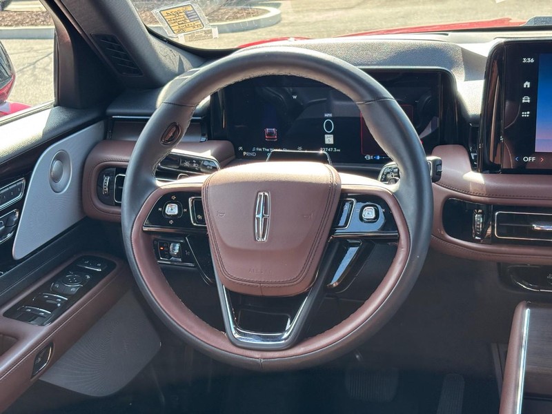Lincoln Aviator Vehicle Full-screen Gallery Image 14