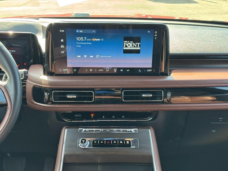 Lincoln Aviator Vehicle Full-screen Gallery Image 15