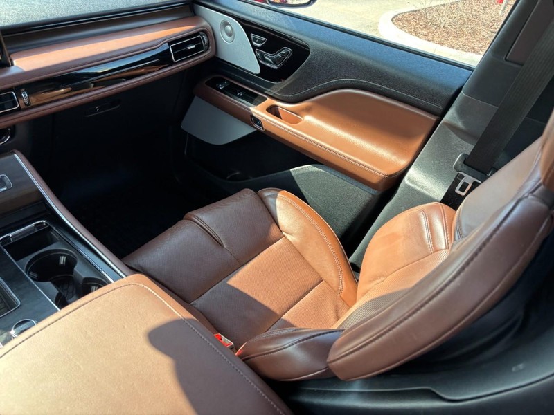 Lincoln Aviator Vehicle Full-screen Gallery Image 16