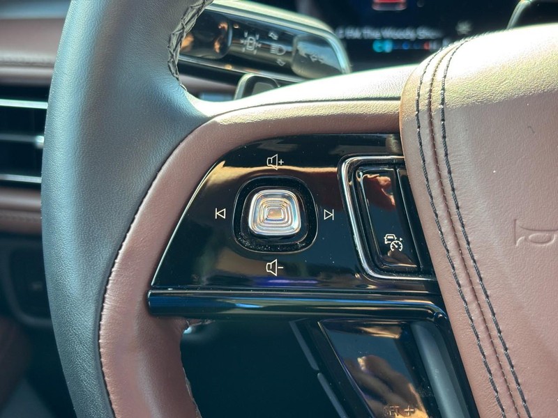 Lincoln Aviator Vehicle Full-screen Gallery Image 19