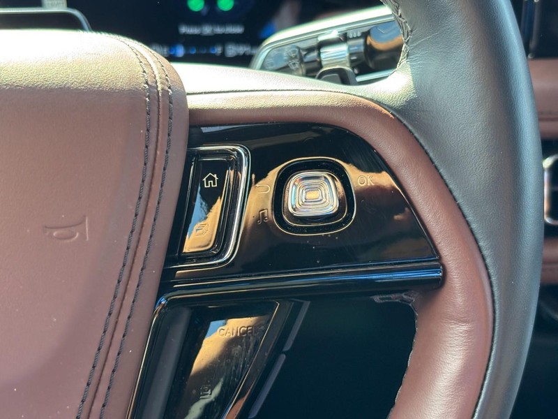 Lincoln Aviator Vehicle Full-screen Gallery Image 20