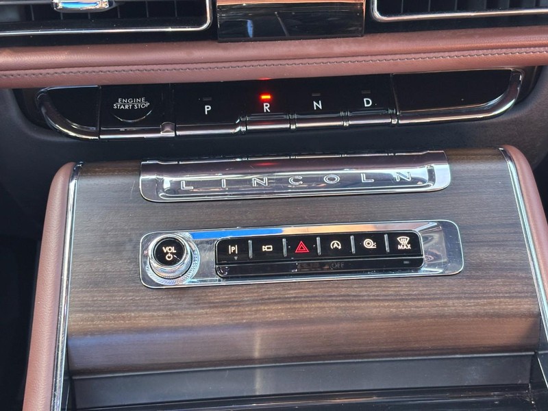 Lincoln Aviator Vehicle Full-screen Gallery Image 24