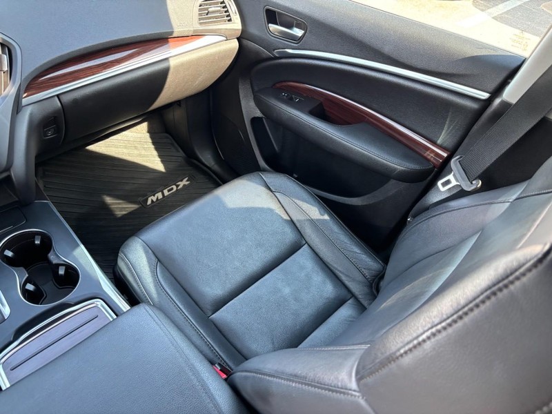 Acura MDX Vehicle Full-screen Gallery Image 15