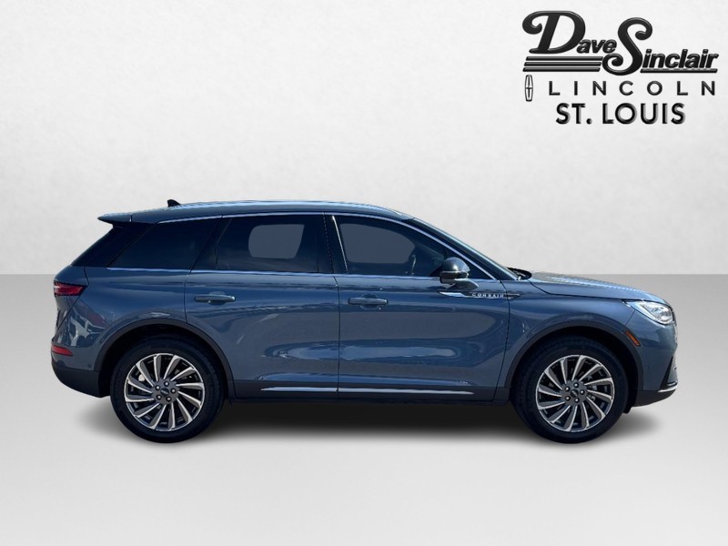 Lincoln Corsair Vehicle Full-screen Gallery Image 02