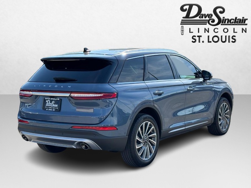 Lincoln Corsair Vehicle Full-screen Gallery Image 03