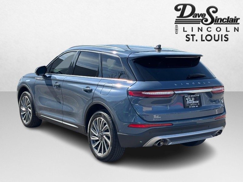 Lincoln Corsair Vehicle Full-screen Gallery Image 05