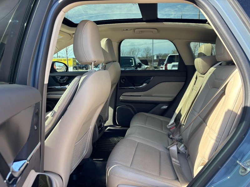 Lincoln Corsair Vehicle Full-screen Gallery Image 11